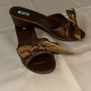 OKA b. Brown/Bronze Bow Women's Slide Sandals Size 6